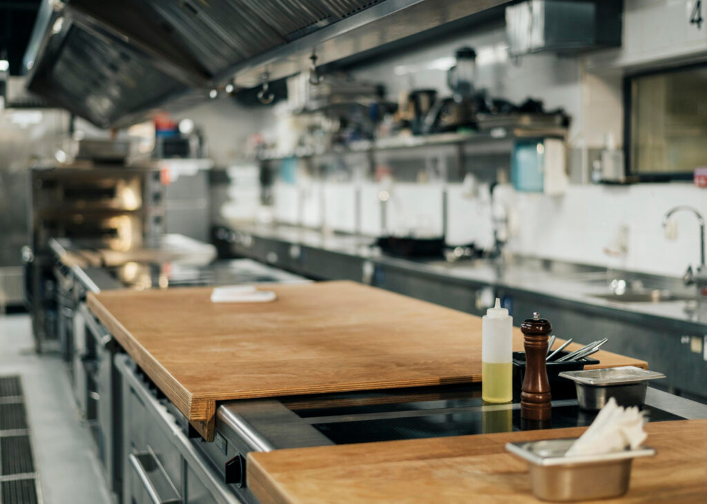 What Role Do Commercial Kitchen Equipment Manufacturers Play in Restaurant Startups?